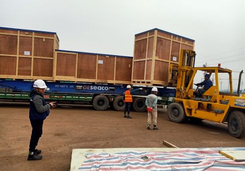 Công ty Vận Tải Đông Dương thực hiện hạ máy đưa máy vào xưởng đúng vị trí lắp đặt