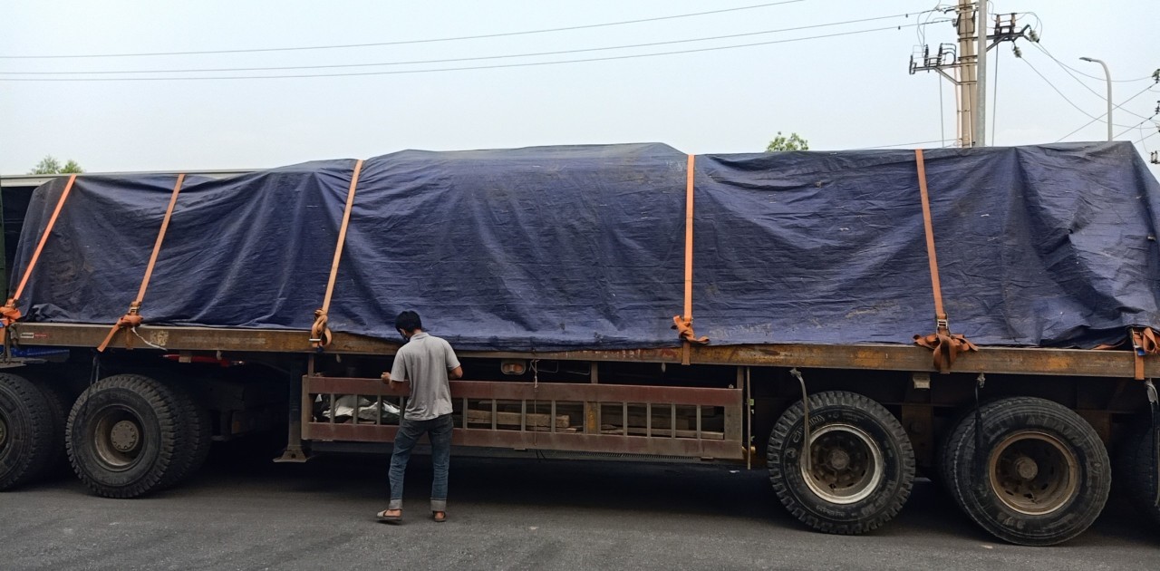 xe container vận chuyển máy